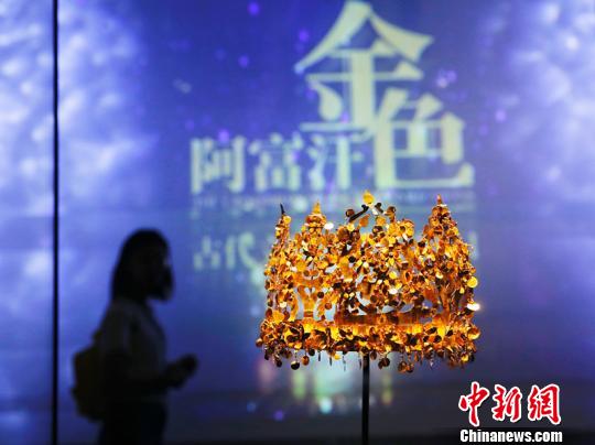 图为展出的五树形金质王冠。　泱波 摄