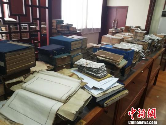 每一本古籍，都要详细记录著者、书名卷数、版本(批校题跋)、册数、存卷等信息。　孙婷婷 摄
