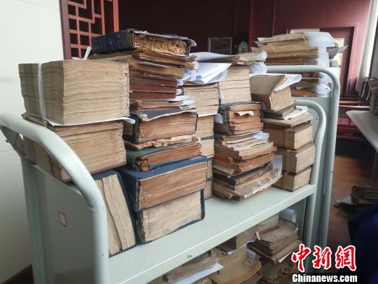 很多古籍由于年代久远，会出现残损的情况。　孙婷婷 摄