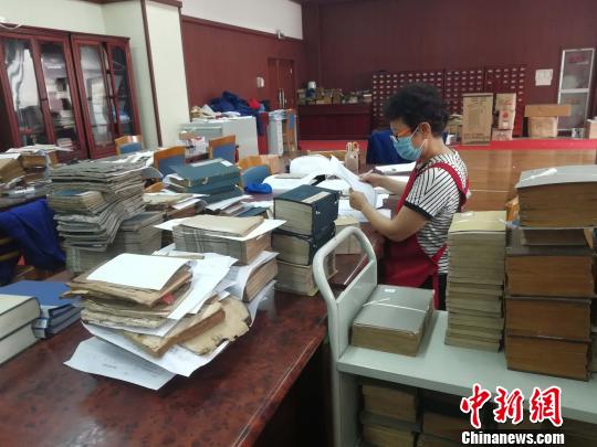 贾秀丽认为，古籍承载着山东省的优秀传统文化，通过编目后，可以让古籍摆放在书架上，方便更多的人阅读。　孙婷婷 摄