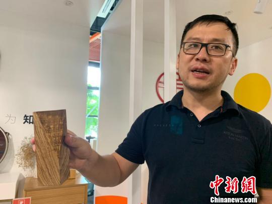 杭州凸凹设计负责人介绍其有关良渚文化的设计作品。　张斌 摄