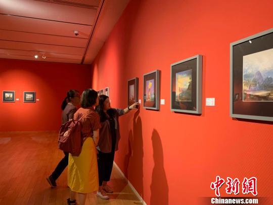 人工智能产品微软“小冰”的画作吸引参观者目光。　张斌 摄