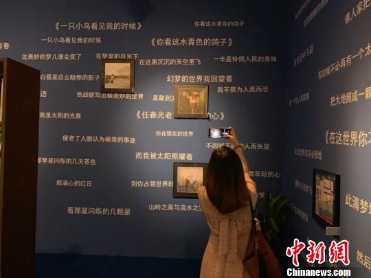 人工智能产品微软“小冰”的诗作吸引参观者目光。　张斌 摄