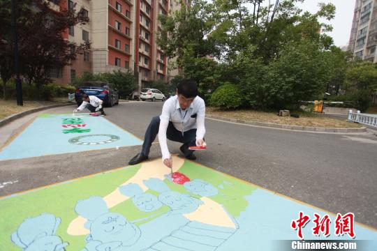 图为这些“孝心车位”用醒目的彩色涂料绘制，十分醒目。　孟德龙 摄