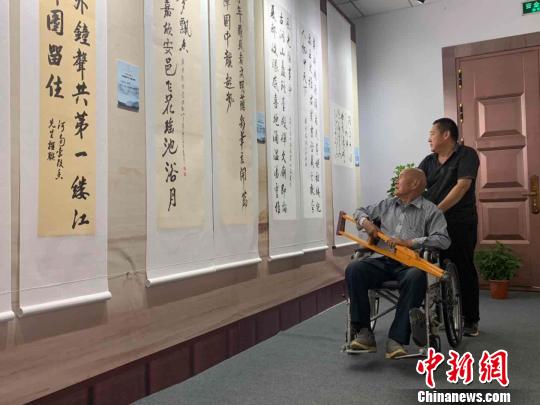 此次展览展出了从世界各地6000余人7636幅书法作品中评审出的20幅“卫夫人奖”优秀作品，以及203幅入展作品。　李庭耀 摄