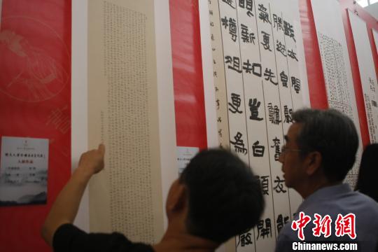 此次展览作品包括篆书、隶书、草书、楷书、行书等书体。　李庭耀 摄