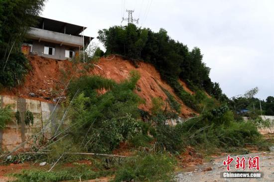 7月10日，连日来的强降雨导致福建省浦城县多地发生山体滑坡。<a target='_blank' href='http://www.chinanews.com/'>中新社</a>记者 王东明 摄