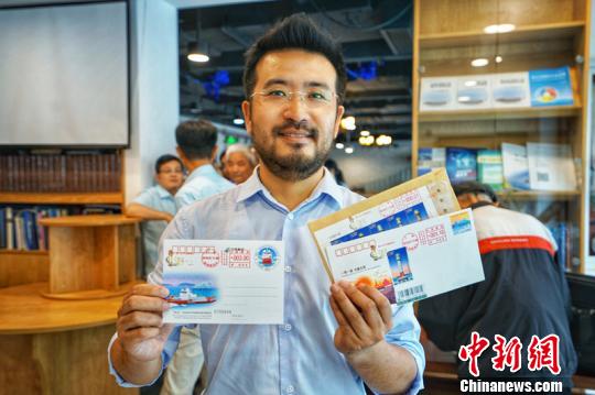 市民展示风景戳、明信片、纪念封等。　董翌 摄
