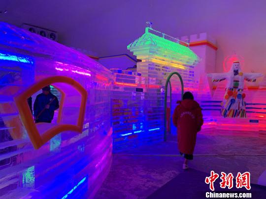 山西长治通天峡景区国际冰雕邀请赛开幕，七彩城冰雪艺术馆正式开园迎客。　刘小红 摄