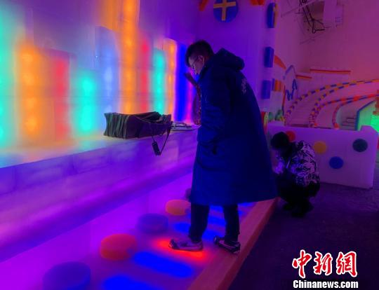 图为游客正在体验冰钢琴。　刘小红 摄