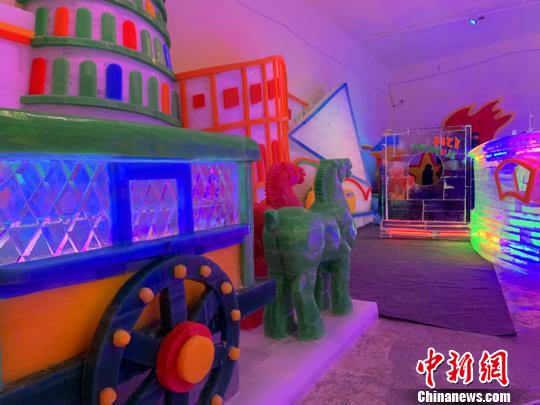 馆内主要景观分为五个区域，包括欢喜琴声、快乐滑道、长城流星、冰雪萨满、水晶马车、印象罗马、七彩天坛等近20处冰雪景观。　刘小红 摄