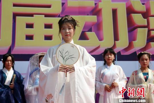 美女汉服走秀演绎古今碰撞。　徐巧明 摄