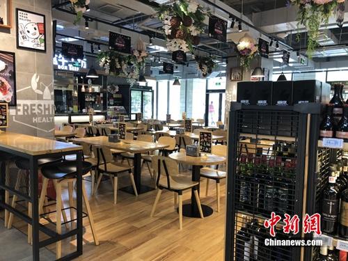 某超市内空荡荡的餐饮区。<a target='_blank' href='http://www.chinanews.com/' >中新网</a> 吴涛 摄