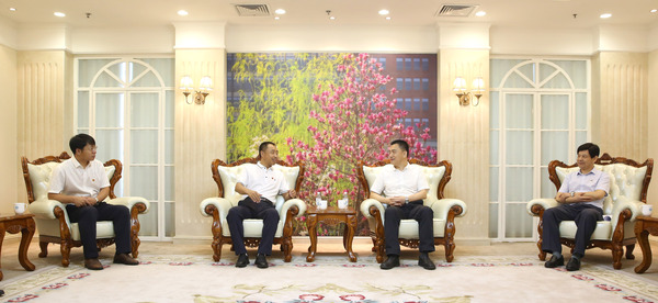 02、签约仪式前，校党委书记谢辉和耿成书记等一行交换意见。
