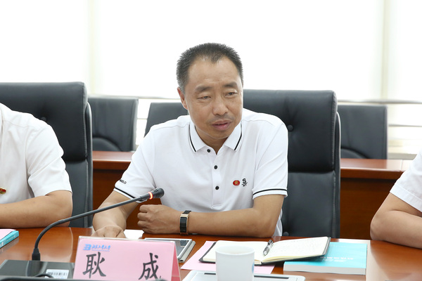 4、乌兰浩特市开发区党工委书记、管委会主任耿成在座谈会上和校方交流
