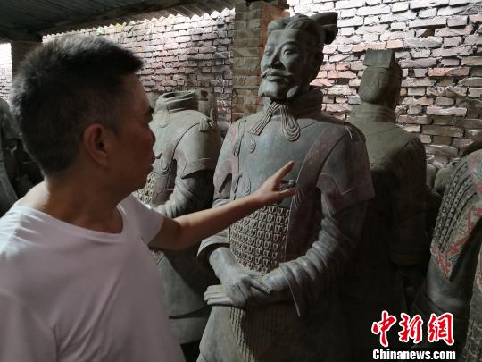 图为马石凹介绍兵马俑仿制品。　党田野 摄