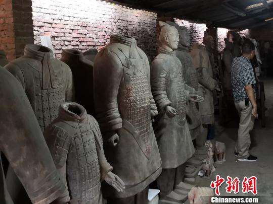 图为工厂里的兵马俑仿制品。　党田野 摄