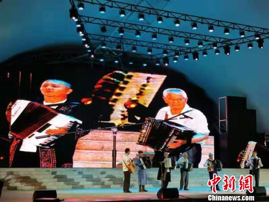 塔城市几位民间手风琴演奏高手合奏《什噶那什噶》。　关秋生 摄