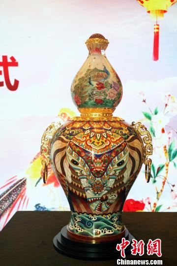 这是张同禄、王习三大师首次联袂将中国两大非遗绝技景泰蓝与内画跨界合璧创作出的《天下吉祥》宝尊。　杨清伟 摄