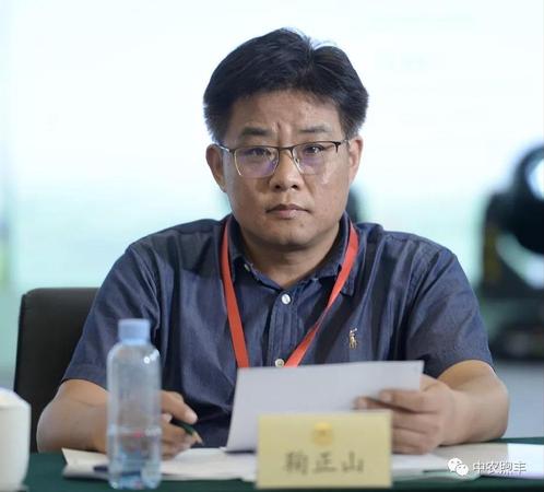 自然资源部国土整治中心研究员鞠正山针对盐碱地的技术、开发方面的问题发表了独特的见解。