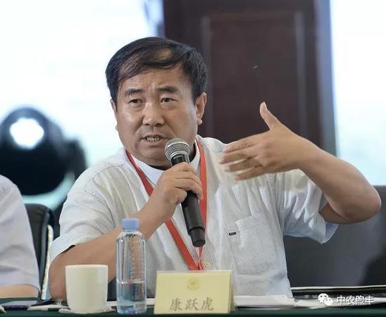 中国科学院地理所研究员康跃虎从盐碱地农业的新理论、新技术发表了见解。
