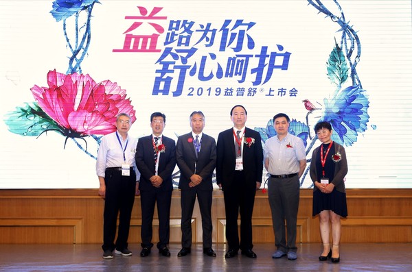 从左到右：瑞金医院沈志祥教授、CSCO肿瘤康复与支持治疗专业委员会主任委员王杰军教授、苏爱康首席执行官荒井好裕先生、中国临床肿瘤学会（CSCO）副理事长秦叔逵教授、中国抗癌协会鼻咽癌专业委员会前任主任委员胡超苏教授、北京大学肿瘤医院孙艳教授