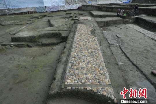 图为“摩诃池”沿岸的宋代卵石步道。　钟欣 摄