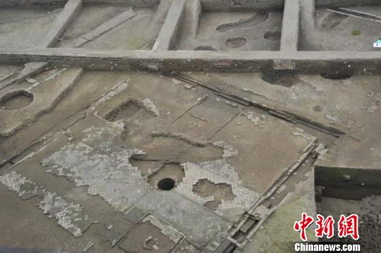 图为“摩诃池”沿岸的唐代庭院建筑 。　钟欣 摄