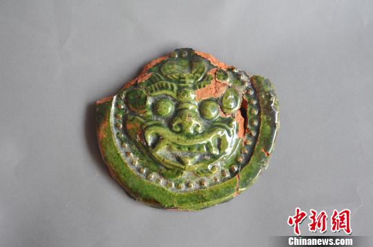 图为五代绿釉兽面纹瓦当。　钟欣 摄