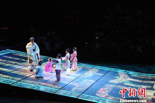全场演出以乐明礼、以乐行礼、以乐演礼，在“明礼”的体验中，让“明礼生活方式”回归当代人心，传承优秀传统文化。　孙婷婷 摄