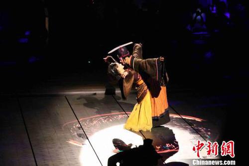 启蒙开智、少年授读、君子加冠、大婚仪典、习礼修德、齐家治世……整场演出纵贯人的一生，演绎圣贤君子“由凡入圣”的过程。　孙婷婷 摄