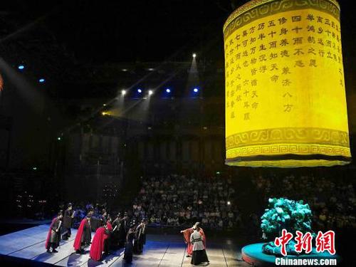 整场演出纵贯人的一生，演绎圣贤君子“由凡入圣”的过程。　孙婷婷 摄