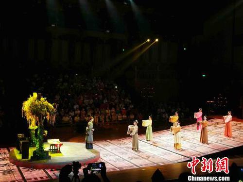 图为少年授读。　孙婷婷 摄