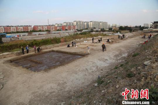 图为梅里遗址伯渎河南岸第一次发掘场景。　考古所供图 摄