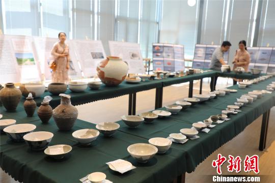 目前考古所修复的文物标本有100余件。　管亦鸣 摄