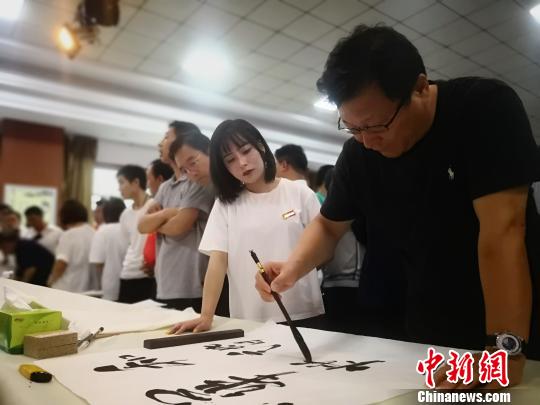 图为全国书法名家走进县区，用丹青妙笔绘崆峒之圣境、写泾水之神奇。　魏建军 摄