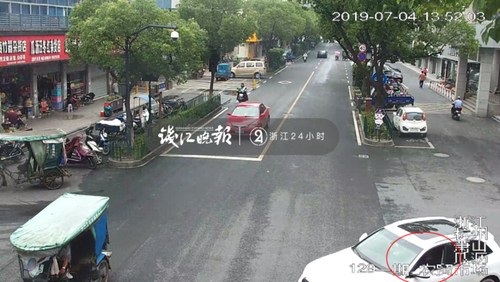 监控显示为黑衣男子驾驶.png