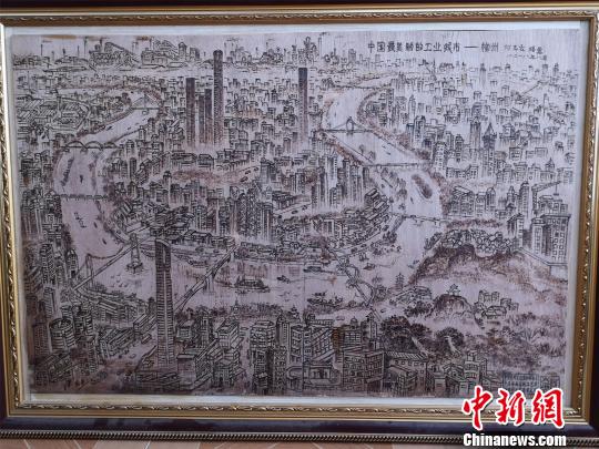 图为何志云笔下柳州全景烙画作品。　林馨 摄