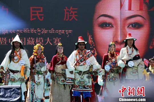 图为参加藏模大赛的选手。　赵凛松 摄