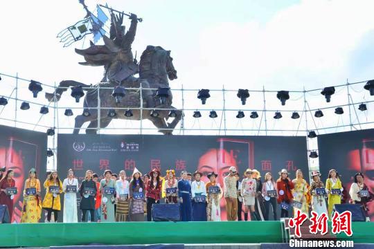图为进入复赛的参赛选手合影留念。　鲁丹阳 摄