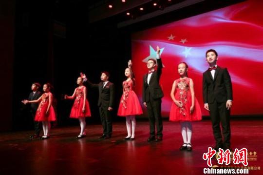图为曹灿艺术团朗诵《中国红》。供图