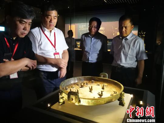 “晋公盘”内有多个浮雕、圆雕动物，其中圆雕动物能在装置原处作360度转动，体现我国春秋时期青铜器制作的最高工艺水平。　杨杰英 摄
