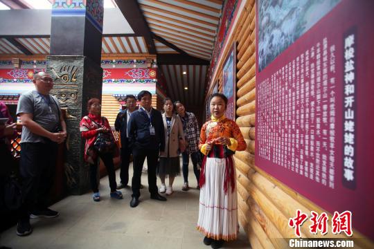 “小小讲解员”向游客讲述摩梭故事。　王磊 摄