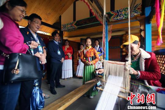 “小小讲解员”向游客讲解摩梭文化。　王磊 摄