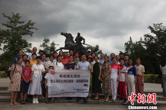 图为来自粤港澳大湾区和全国各地的诗人齐聚叶挺将军纪念园 陈婷 摄