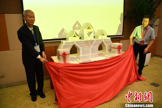 著作者代表金子修一与陕西省委宣传部副部长、陕西省新闻出版局(省版权局)局长程宁博为新书揭幕。　田进 摄