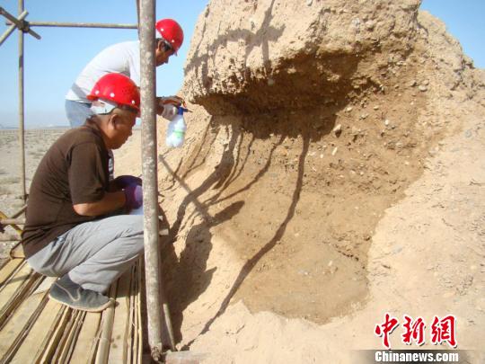 图为工作人员正在给长城“治病”，实施保护维修。(资料图) 钟欣 摄
