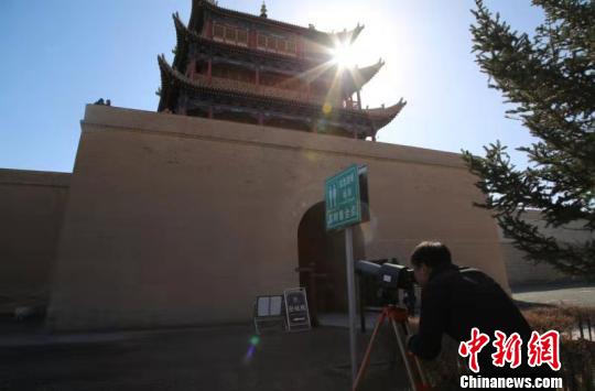 图为工作人员正在对嘉峪关关城进行日常数据监测，以实现预防性保护。(资料图) 钟欣 摄