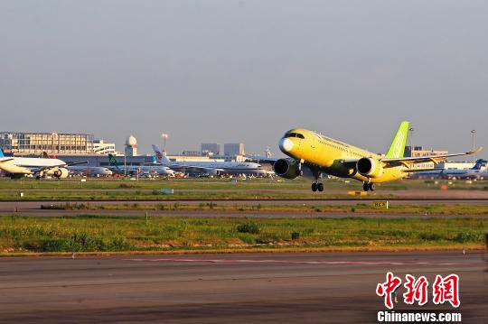 中国商飞C919大型客机104架机于5时32分从上海浦东国际机场第四跑道起飞。　殷立勤 摄