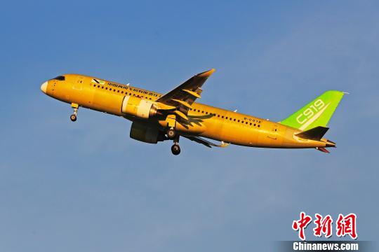 中国商飞C919大型客机104架机于5时32分从上海浦东国际机场第四跑道起飞。　殷立勤 摄